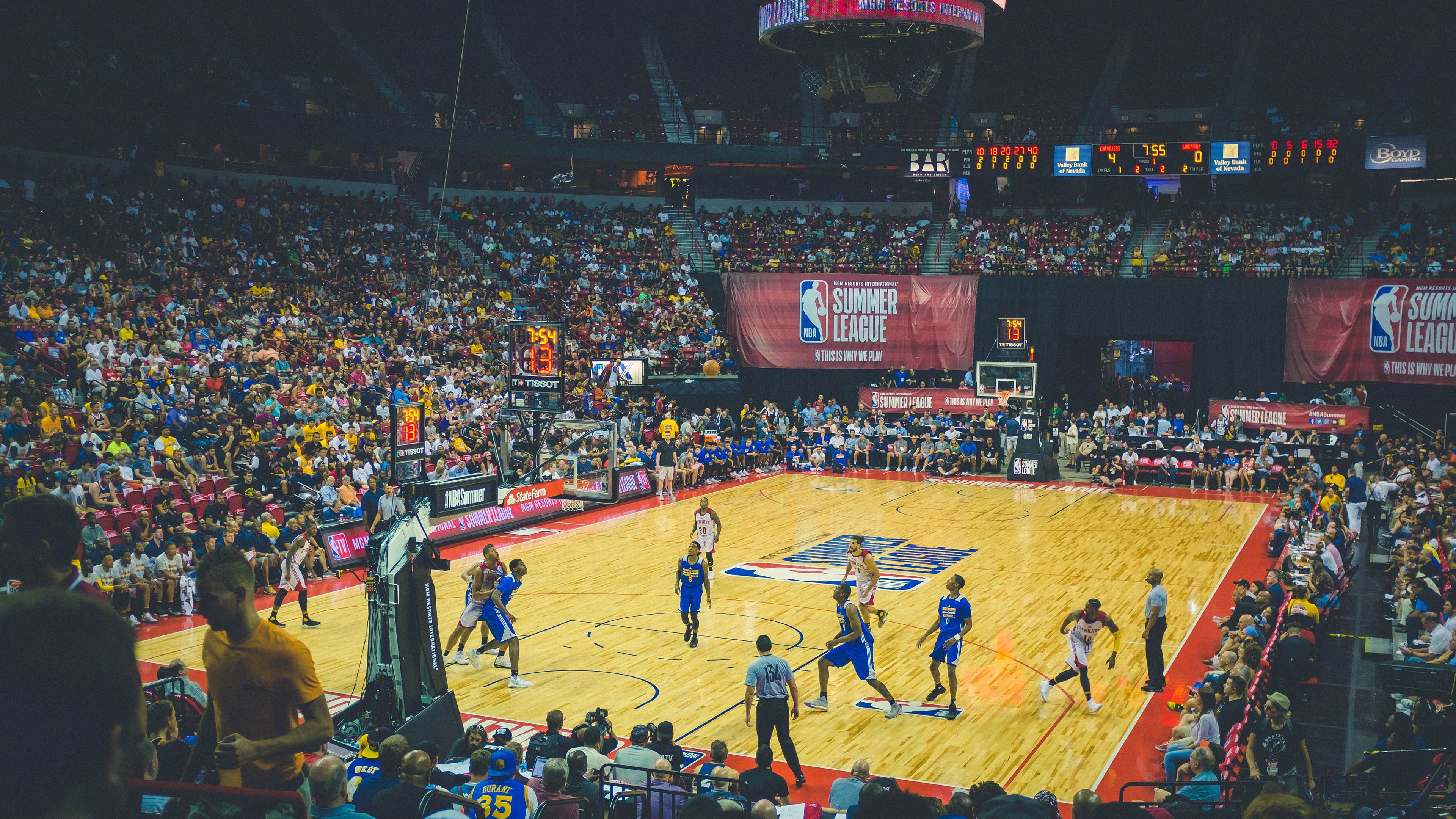 开云体育APP下载-“亚戈·卡尔曼的防守与进攻双重威胁，助美洲狮队稳步前进”